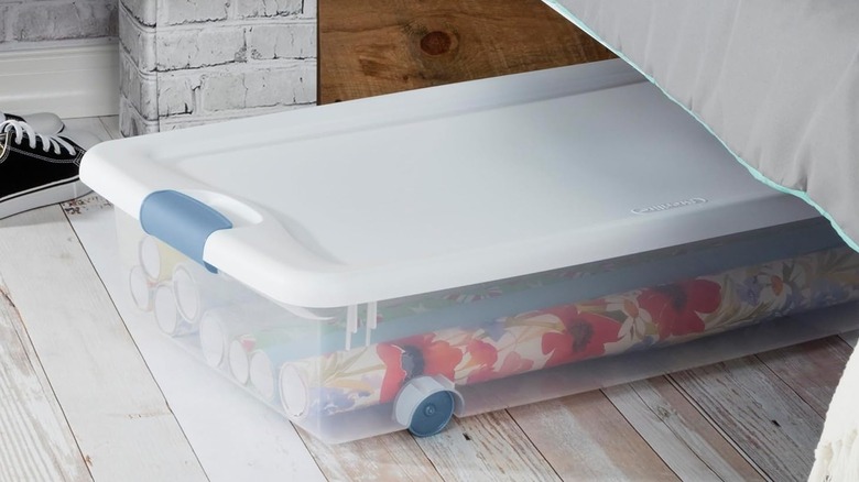 Yatağın altında ayakkabının yanında sterilit kabı