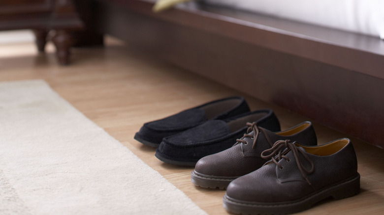 yatağın yanındaki ayakkabıların yakın çekimi