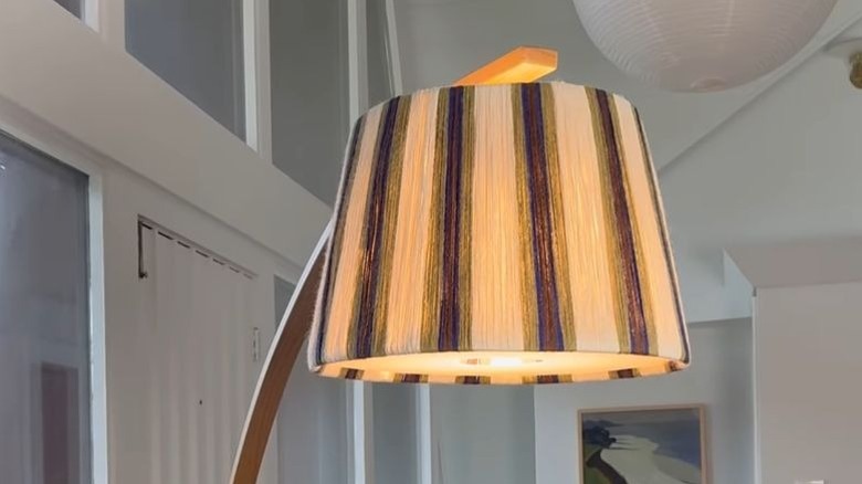 Krem, lacivert ve yeşil renklerden oluşan çizgili desenli, pamuk ipe sarılı abajur