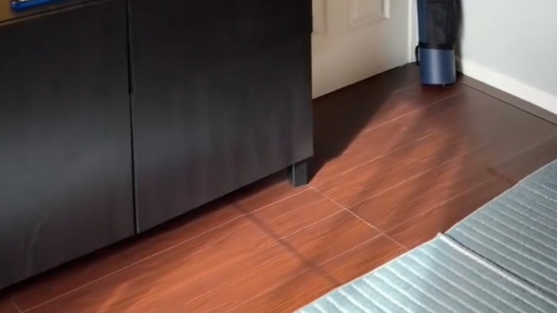 Halıyı örtmek için DIY parke zemin