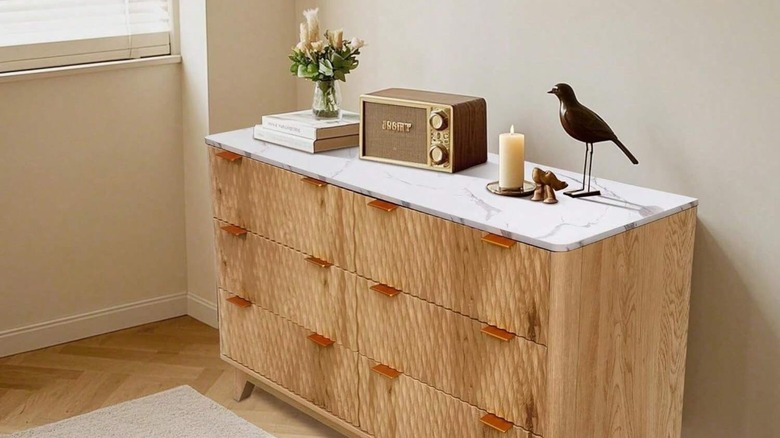 Beyaz ve gri mermer tablalı ahşap şifonyer.