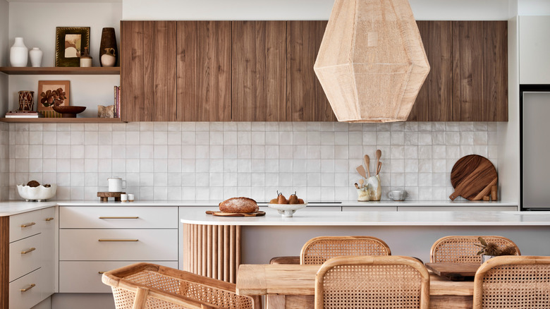 Zellige fayanslı, plaj gibi beyaz bir mutfak.