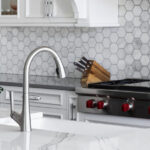 Daha Fazla Mutfakta Göreceğiniz Tezgah ve Backsplash Tasarım Kombinasyonu