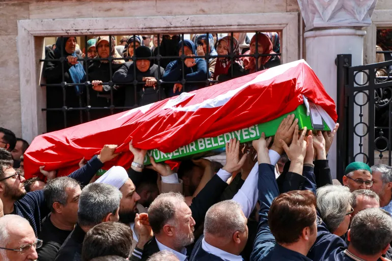 Türkiye'de okul saldırısında ölen kişinin tabutu