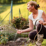 Hurda Ahşap Paletleri Sevimli, Rustik Bir Hortum Depolama Çözümüne Dönüştürün