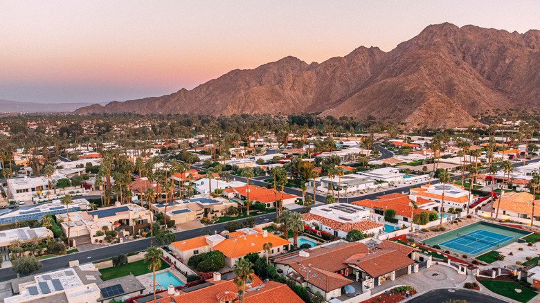 Kaliforniya'daki Palm Springs ve Desert Edge bölgesinin bir görünümü