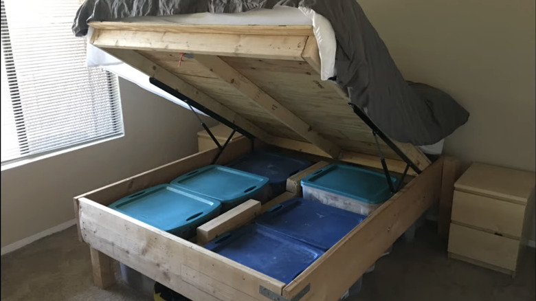 Açılır gazlı yay deposuna sahip bir yatak.