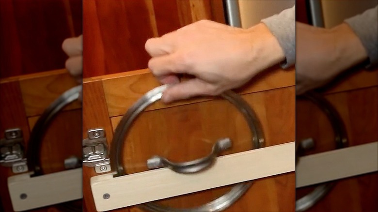 Tencere kapağını saklama rafına koyma