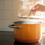 Tencere Kapağı Depolama için Birkaç Parça Ahşabı Yerleşik Dolap Çözümüne Dönüştürün