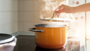 Tencere Kapağı Depolama için Birkaç Parça Ahşabı Yerleşik Dolap Çözümüne Dönüştürün