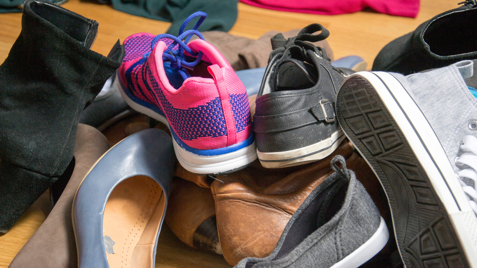 Eski Bir Çocuk Oyuncağını İleri Dönüştürülmüş Bir Ayakkabı Rafına Dönüştürün