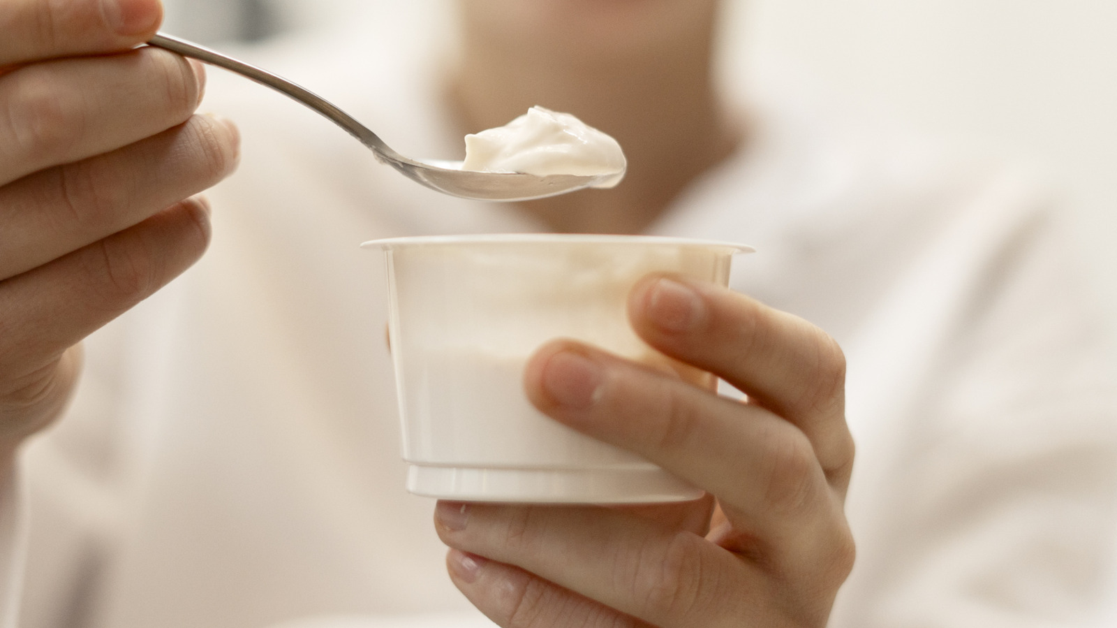 Boş Yoğurt Kaplarını Çok Şık Görünen Güzel Sepetlere Dönüştürün