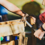 Hurda Ahşap Paletleri Kaldırımın Çekiciliğini Artıran Açık Hava Bahçesi Özelliğine Dönüştürün