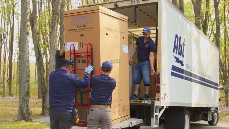 Abt Electronics ekibi buzdolabı teslim ediyor