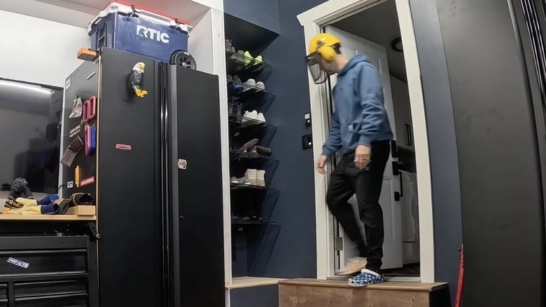 Garajın köşesinde bir DIY ayakkabı dolabı