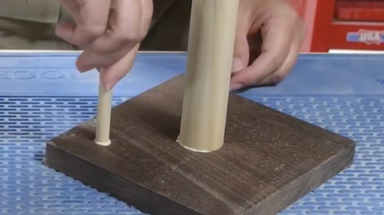 Ahşap parçaları kullanarak el yapımı kağıt havluluk yapan kişi