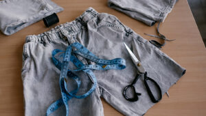 Eski Bir Kot Pantolonu Vintage Esintili Bir Fırın Eldivenine Dönüştürün