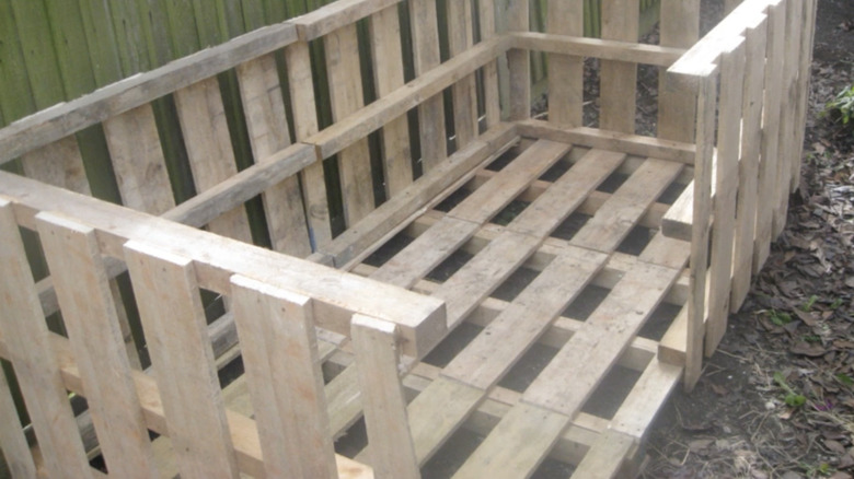 Açık havada bisiklet depolama alanı oluşturmak için hurda ahşap paletlerin kullanılması