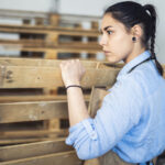 Hurda Ahşap Paletleri Kaldırımın Çekiciliğini Artıran Açık Hava Bisiklet Depolama Alanına Dönüştürün