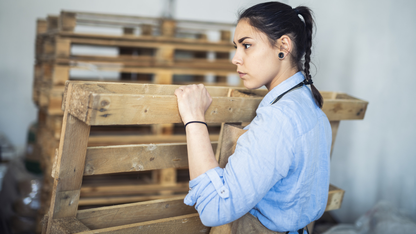 Hurda Ahşap Paletleri Kaldırımın Çekiciliğini Artıran Açık Hava Bisiklet Depolama Alanına Dönüştürün