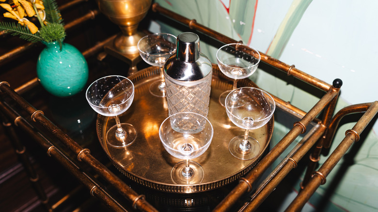 Züccaciye ve üstünde bir vazo bulunan, pirinç rengi bir kaplamaya sahip vintage bar arabası