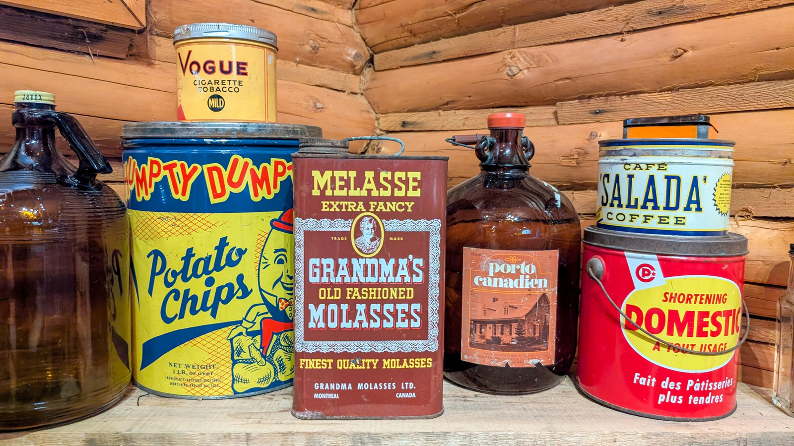 Vintage İkinci El Mağazası Teneke Kutuları Hurda Değil, Kullanışlı Depolama Çözümleridir