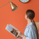 Dergi Koleksiyonunuzu Çarpıcı Bir Galeri Duvarına Dönüştürmek İçin Askıları Kullanın