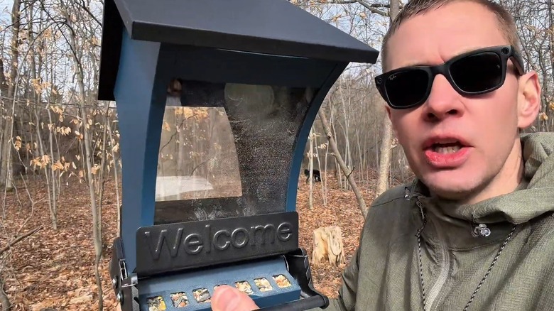 Wildpark sincap geçirmez besleyiciyi dışarıda tutan adam