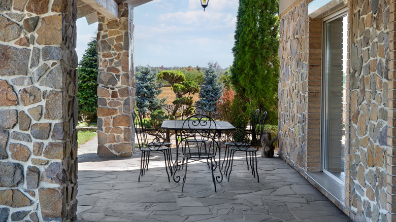 Yemek takımı içeren kapalı taş sundurma