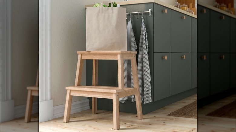 IKEA BEKVÄM mutfakta basamaklı tabure, üst basamakta sebze meyve torbası