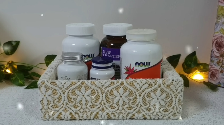 metalik boya ve eski dantel perde artıklarıyla kaplı bir organizatör saklama kutusu