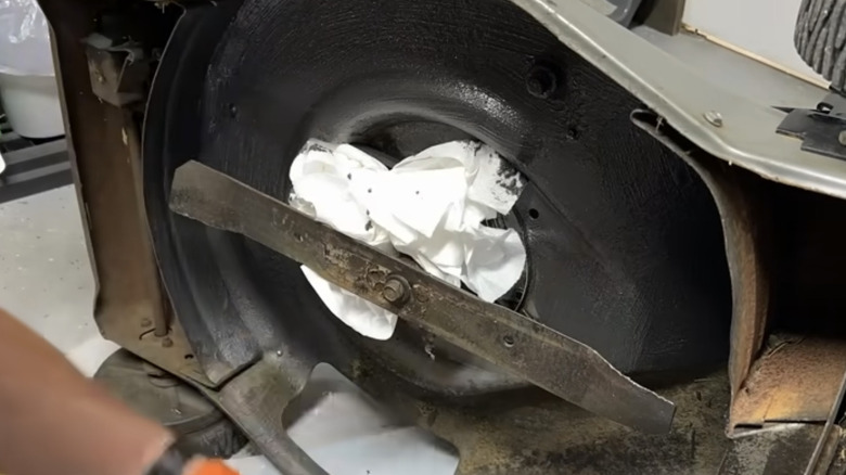 Çimlerin yapışmasını önlemek için çim biçme makinesinin metal yüzeyini boyamak