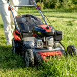 Çimlerin Metal Çim Biçme Makinası Güvertelerine Yapışmasını Önlemek İçin Kolay Çözüm