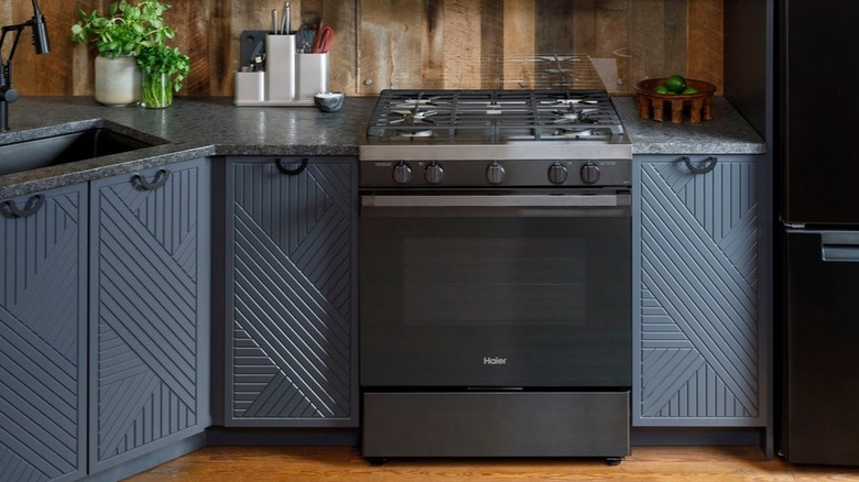 Modern bir mutfağa monte edilmiş bir Haier serisi