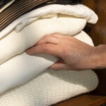 Ne Çöp Kutusu Ne de Sepet: Ekstra Battaniyeleri Saklamanın Şık Yolu