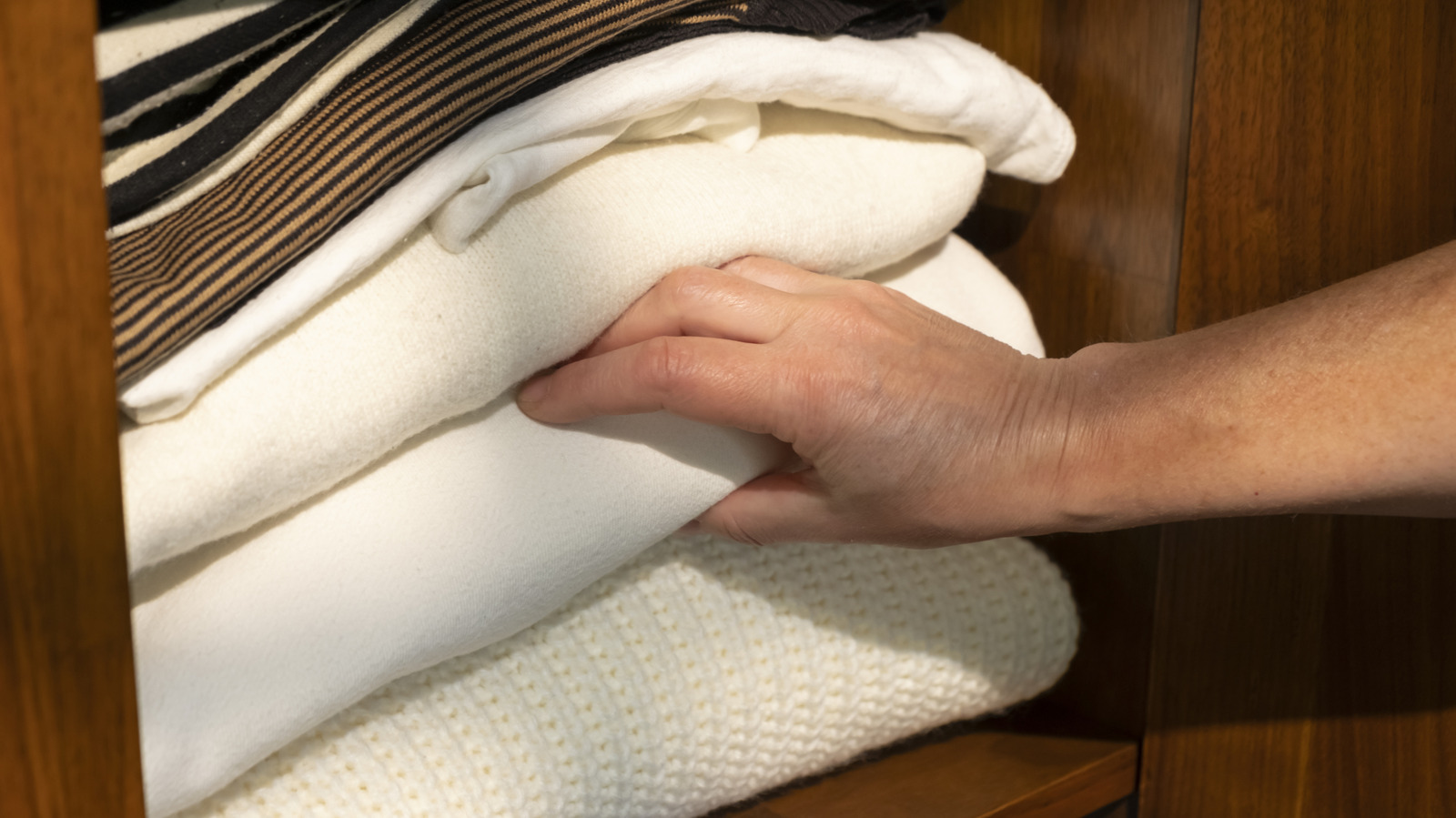 Ne Çöp Kutusu Ne de Sepet: Ekstra Battaniyeleri Saklamanın Şık Yolu