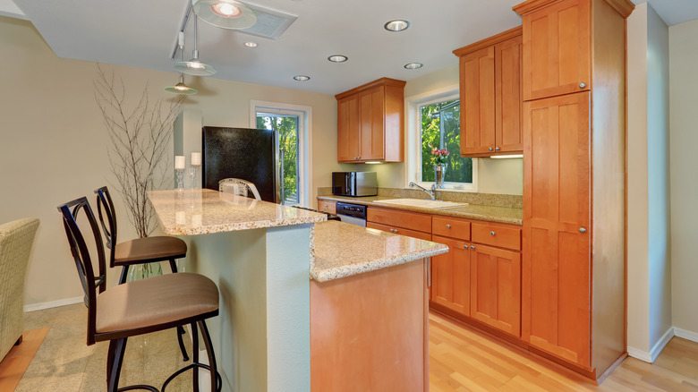 çift ​​katmanlı mutfak adası modern ev