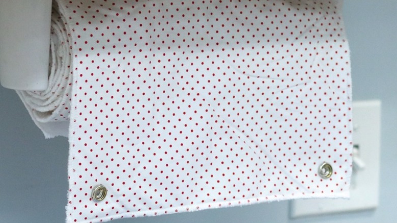 Kağıt havlu tutucusuna asılı yeniden kullanılabilir havlu rulosu.