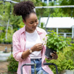 Sıkıcı Bir Fidanlık Saksısını Gazete Kullanarak Şık Bir Saksıya Dönüştürün