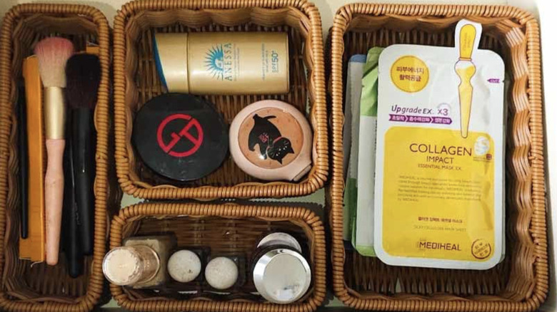 Çeşitli eşyaların saklandığı plastik rattan kutular