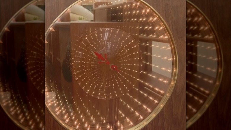 Bir konsinye mağazasında bulunan sonsuzluk aynası.