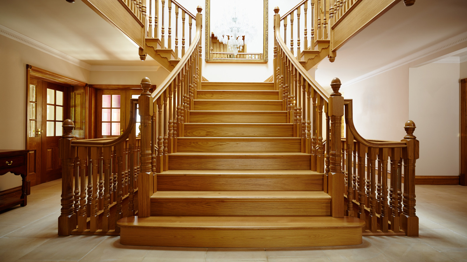 90'ların Fuayesi Boya Yenilemesinden Sonra Daha Modern Görünüyor