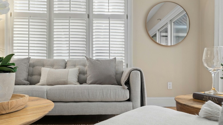 Doğal ışık alan rahat ve modern oturma odası