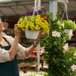 Güzel Sahte Çiçek Sepetleri Nisan Ayında Home Depot'ta Raflara Çıkıyor