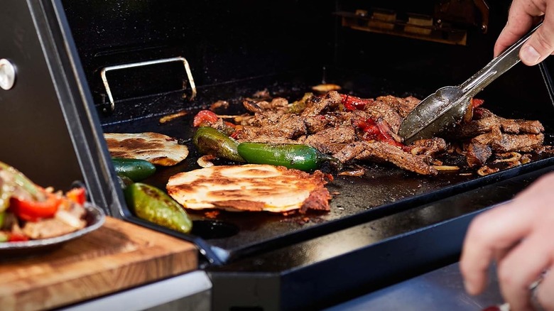 Yüksek teknolojiye sahip akıllı kömür ızgaraları bir dizi kullanıcı dostu özellik sunar