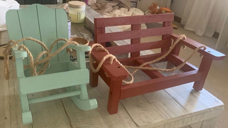 Sallanan sandalye ve bank şeklinde kuş besleyicileri