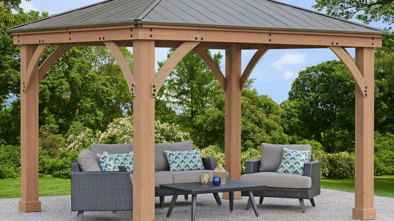 Çakıl zemin üzerinde Costco çardağı