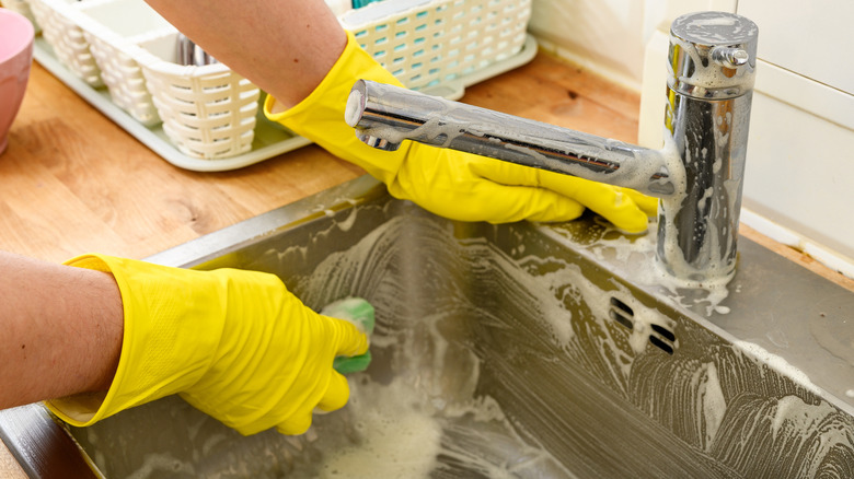 Lavabonun sünger ve sabunla temizlenmesi