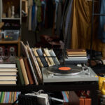 80'lerin İkinci El Mağazası, İnsanların Akıllı Asılı Depolama Alanına Dönüştüğünü Buluyor