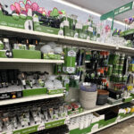 Kadın Bütçeyle Fonksiyonel Veranda Aydınlatması Oluşturmak İçin Dolar Ağacı Meşaleleri Kullanıyor